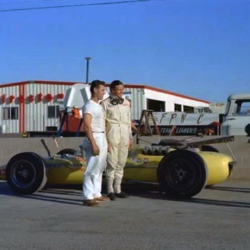 Pendant les essais avec son mécanicien